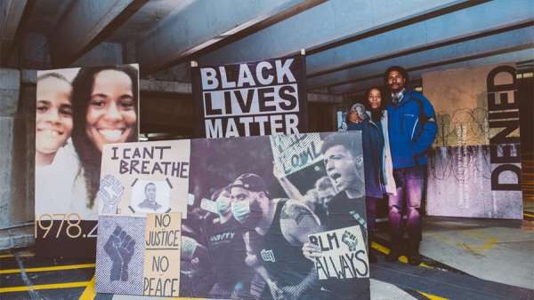 停車場(chǎng)里舉行的這場(chǎng)沉浸式展覽活動(dòng)策劃旨在喚起大眾收看紀(jì)錄片意愿