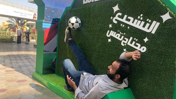 李施德林漱口水街頭快閃店活動策劃的倒勾球自拍背景蠻有趣的