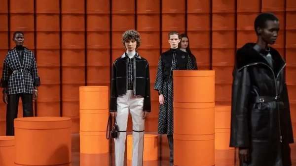 愛馬仕2021秋冬女裝系列發(fā)布會活動策劃開創(chuàng)了發(fā)布的全新形式