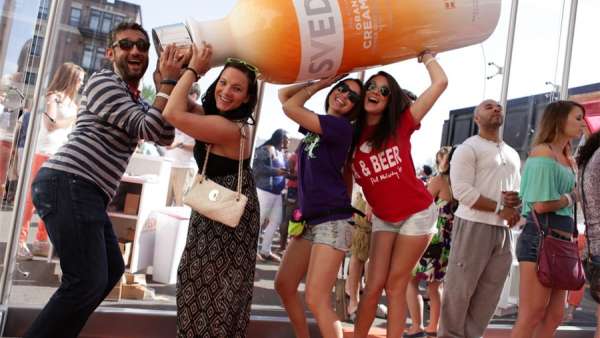 伏特加體驗(yàn)式營銷活動策劃未來風(fēng)格和交互式物理空間強(qiáng)強(qiáng)加持