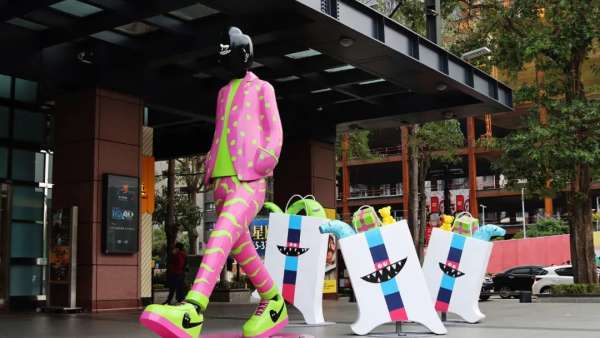 當紅潮流藝術(shù)家的「花臂老王」堪稱「潮」藝術(shù)展覽活動策劃的人設擔當