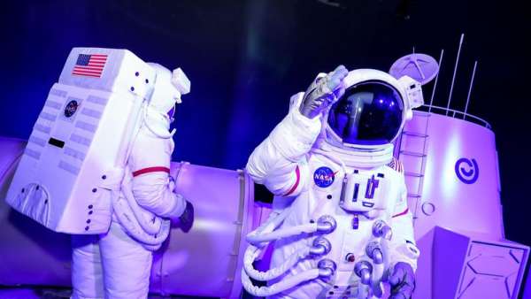 易車蟲(chóng)洞穿越主題展覽活動(dòng)策劃帶你穿越100年后的汽車生活