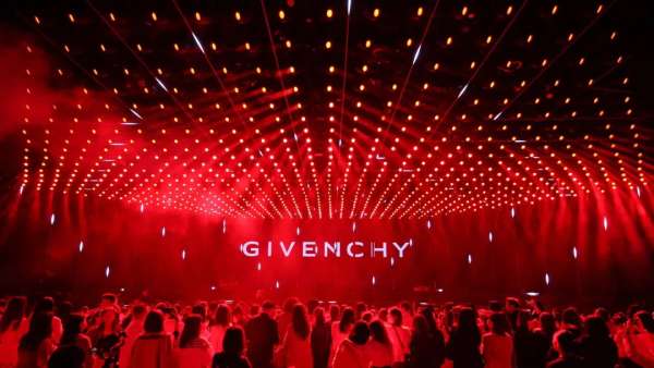 紀(jì)梵?！腹飧惺澜纭拱l(fā)布活動策劃呈現(xiàn)了極具視覺沖擊力的光影派對