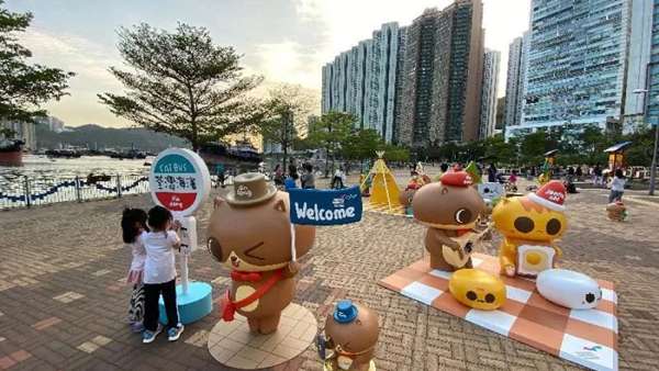 海濱公園長(zhǎng)廊「維港癲當(dāng)開(kāi)心村」展示活動(dòng)策劃的「癲當(dāng)」太好玩了