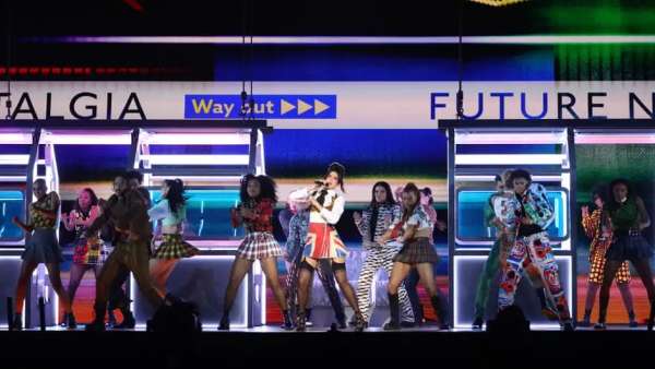 第41屆全英音樂獎頒獎典禮活動策劃立體舞臺背景如迷宮般繽紛