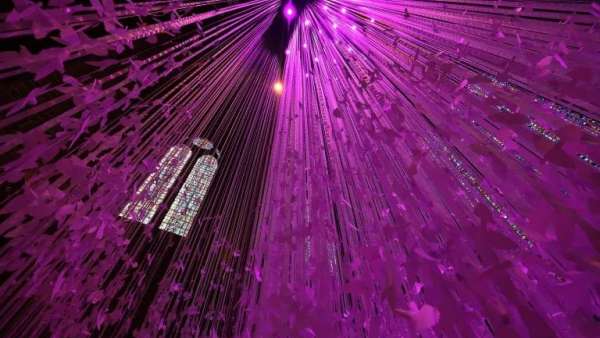 壯觀的藝術(shù)展覽活動(dòng)策劃裝置「和平鴿」轟動(dòng)了英國(guó)利物浦大教堂