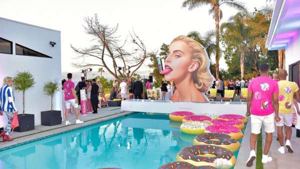 MAC在泳池邊辦了一場發(fā)布會活動策劃，巨大的雙面Caro的頭像很吸睛