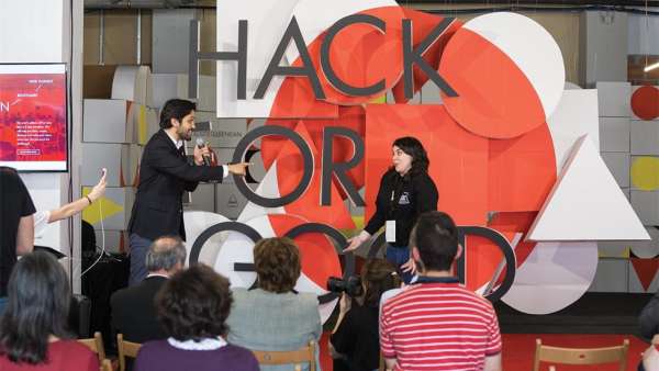 黑客節(jié)活動(dòng)策劃現(xiàn)場(chǎng)用紙板箱和瓦楞紙做的造型裝飾太有意思了