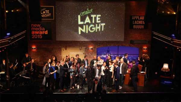 新媒體獎頒獎活動策劃拋棄傳統(tǒng)模式，在真實的演播室里辦成了「深夜秀」