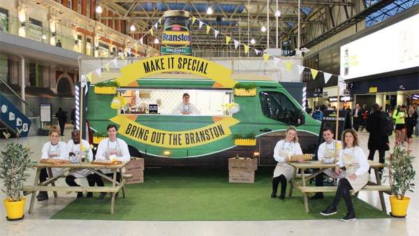 食品品牌巡回快閃店活動策劃以一輛引入注目的品牌產(chǎn)品采樣車開始