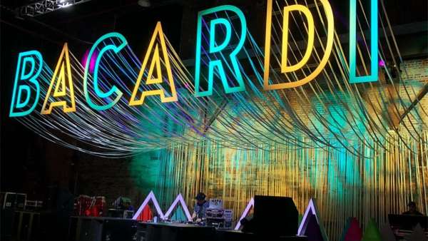 雞尾酒派對活動策劃現(xiàn)場百加得調(diào)酒師上演了一番精彩演繹