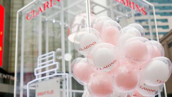 據(jù)說來夢幻透明「煥白氧氣艙」快閃活動策劃呼吸一下就能美白！