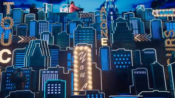 超級碗這個中場秀活動策劃的舞美創(chuàng)造了一個大城市的感覺