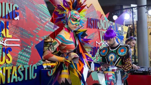 人體彩繪藝術(shù)點亮了MAC這場發(fā)布會活動策劃，明亮大膽的色彩太酷了