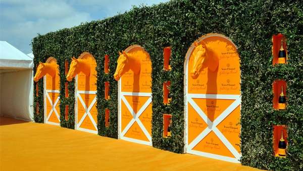 凱歌香檳金杯馬球賽20周年慶典活動策劃的形象墻像極了一個馬廄