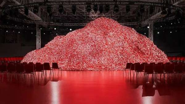 DIESEL2023秋冬大秀活動策劃了一座杜蕾斯山丘，刷屏了社交平臺