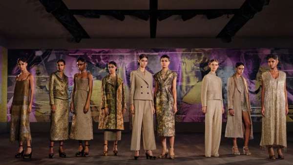 迪奧2023春夏高訂秀活動(dòng)策劃現(xiàn)場(chǎng)的墻壁肖像畫(huà)是一大亮點(diǎn)