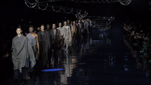 FENDI2023秋冬男裝秀活動(dòng)策劃現(xiàn)場(chǎng)幻化為巨大迪斯科彈球桌