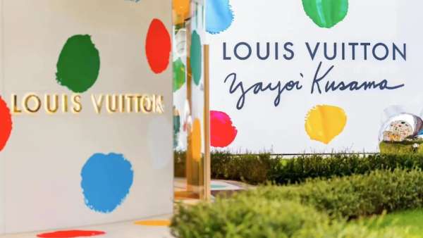 路易威登草間彌生合作的快閃店活動(dòng)策劃打造了一個(gè)變幻萬(wàn)千的無(wú)限宇宙