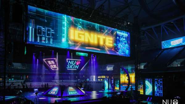 如新這次的超級(jí)年會(huì)以技術(shù)與藝術(shù)的融合，打造了一場(chǎng)華麗的視聽盛宴