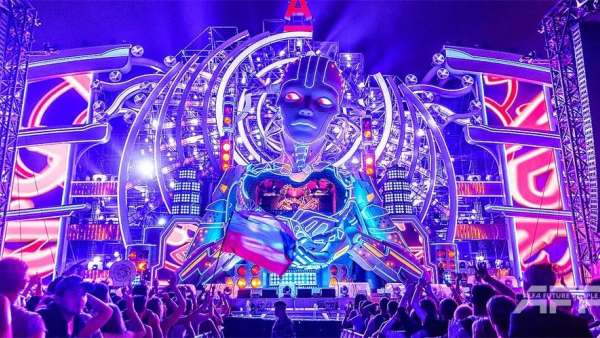 “阿爾法未來人”電子音樂節(jié)活動策劃創(chuàng)下了超過 50000人聚集的紀(jì)錄