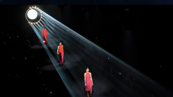 FENDI 2023秋冬女裝秀活動策劃的線性T臺起點(diǎn)如同巨大的玫瑰花窗