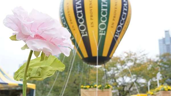 歐舒丹產(chǎn)品體驗(yàn)活動(dòng)策劃現(xiàn)場設(shè)置了一個(gè)巨大的氣球，甚是吸睛