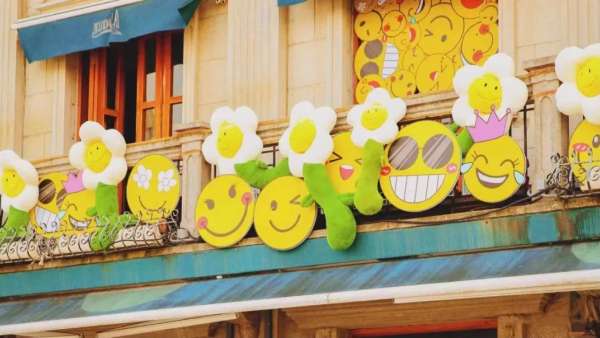 來寧波老外灘看治愈系笑臉展示活動(dòng)策劃裝置，給身邊人一個(gè)微笑