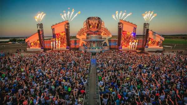 這場電子音樂節(jié)活動策劃的超級的舞美設(shè)計與搭建和世界級的DJ超吸睛