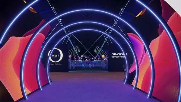 奧拉斯考姆新項目成立中心派對活動策劃現(xiàn)場的藍色色調(diào)挺高端的