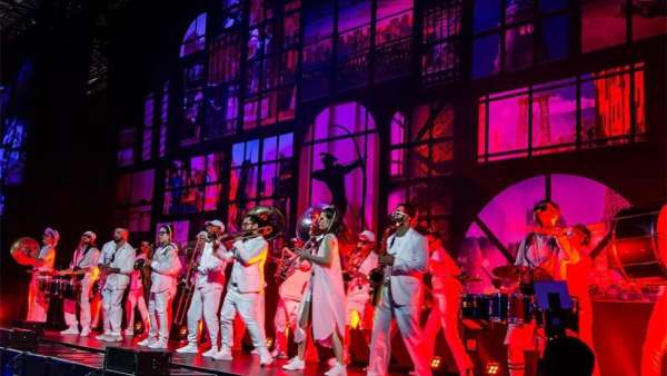 穿過羅賓漢慈善籌款活動(dòng)策劃的拱門，映入眼簾的盡是5200雙襪子