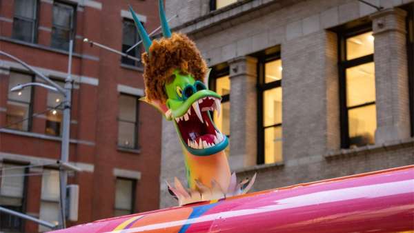 《精靈旅社:變形狂魔》巴士巡回推廣活動策劃把校車改成了電影中的模樣