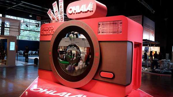 用大型照相機(jī)快閃活動(dòng)策劃引流，這種參與方式更積極和有趣