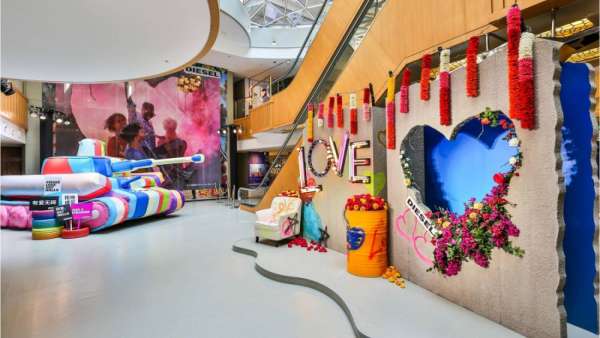 迪賽這場“以愛之名，打破壁壘”快閃活動(dòng)策劃以七彩坦克打破壁壘