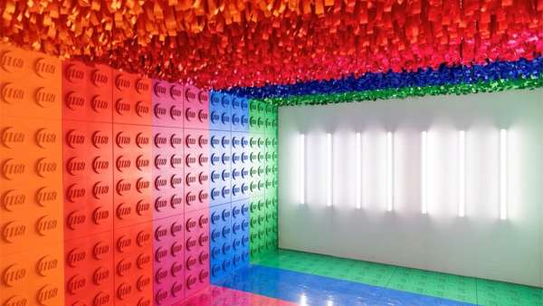 樂高這場(chǎng)創(chuàng)意活動(dòng)策劃打破傳統(tǒng)活動(dòng)元素，將積木與夸張的現(xiàn)場(chǎng)花卉結(jié)合