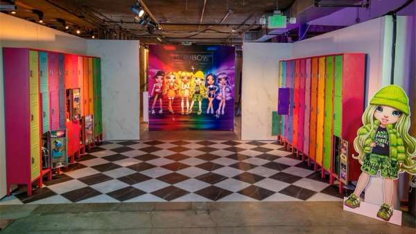 潮玩“彩虹高中”體驗式發(fā)布會活動策劃使用大膽的色彩和有趣的燈光