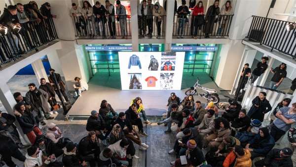 這場(chǎng)網(wǎng)絡(luò)平臺(tái)發(fā)布會(huì)活動(dòng)策劃更像一場(chǎng)時(shí)尚展覽活動(dòng)