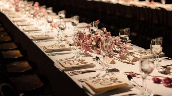 與彼得?施萊辛格同床共枕新書發(fā)布會(huì)派對(duì)