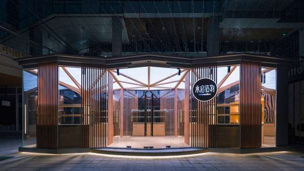 你以為油紙傘只能躲人？那你就錯了，這家快閃店就安靜地躲在油紙傘下