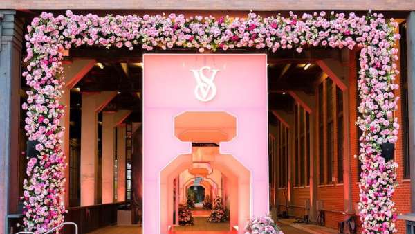 維多利亞的秘密“性感炸彈花園快閃”活動策劃現(xiàn)場香氣迷人