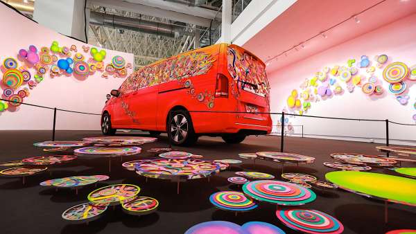 “好奇無(wú)界”米奇藝術(shù)展活動(dòng)策劃的紙雕藝術(shù)將V級(jí)MPV與米奇元素相融合了