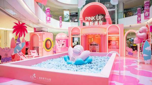 巨型粉小胖空降房山天街「圈粉派對」活動策劃現(xiàn)場，超粉超夢幻