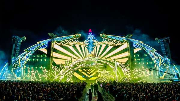 俄羅斯“阿爾法未來(lái)人”電音節(jié)活動(dòng)策劃的舞美設(shè)計(jì)堪稱世界級(jí)